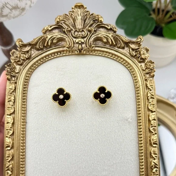 Lucky Alhambra Black Clover Stud Earrings with Logo – Elegant Everyday Luxury